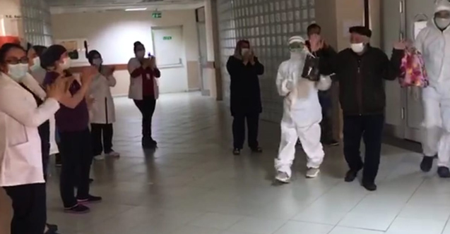 72 yaşında koronavirüsü yendi alkışlarla taburcu oldu