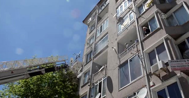 Balkonda mahsur kalan kediyi itfaiye kurtardı