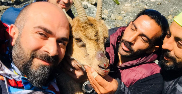 Kurtardıkları dağ keçisiyle bol bol fotoğraf çekildiler