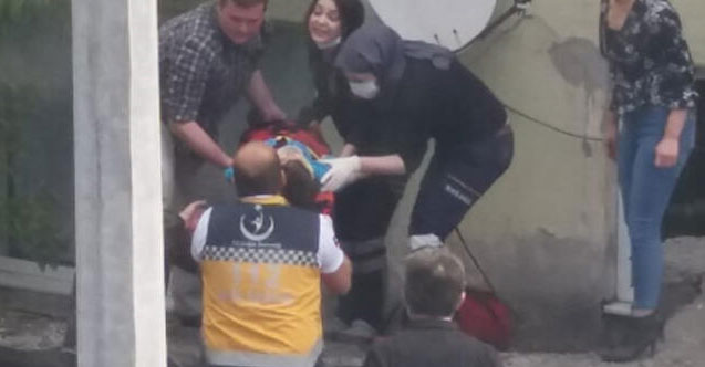 Çocuk üçüncü kattan beton zemine düştü