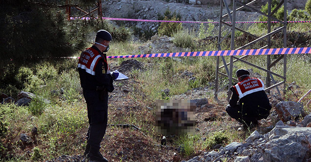 Kablo çalarken akıma kapılarak öldü