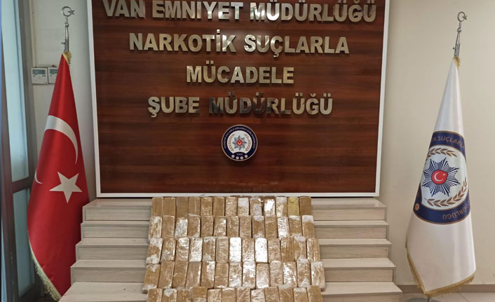 Toprağa gömülü 40 kiloya yakın eroin yakalandı