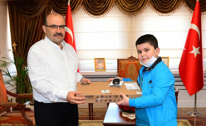 Vali Ustaoğlu'ndan yardım isteyen öğrenciye hediye