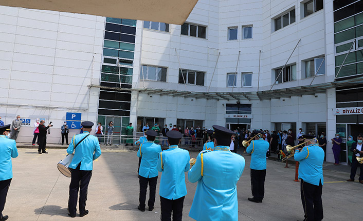 Trabzon'da hastane önünde bando konseri