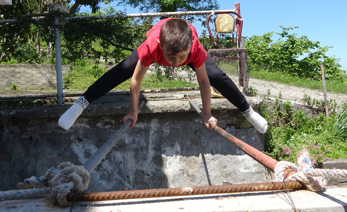 Trabzon'da kütük ve borulardan spor aletleriyle cimnastik yapıyorlar