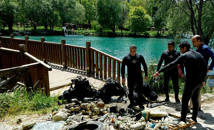 Göletten 2 römork dolusu çöp çıktı