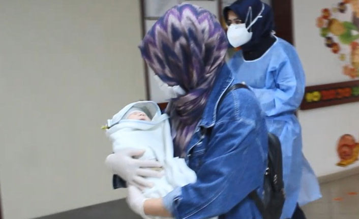 Yeni doğan bebek koronavirüsü yendi