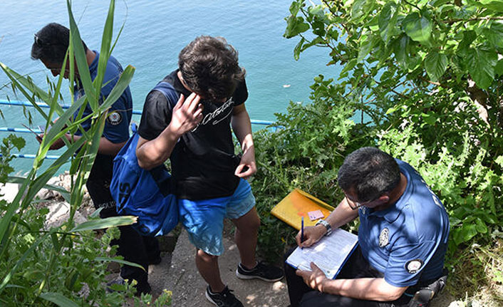Yasağa rağmen denize girmek isteyen 5 kişiye ceza