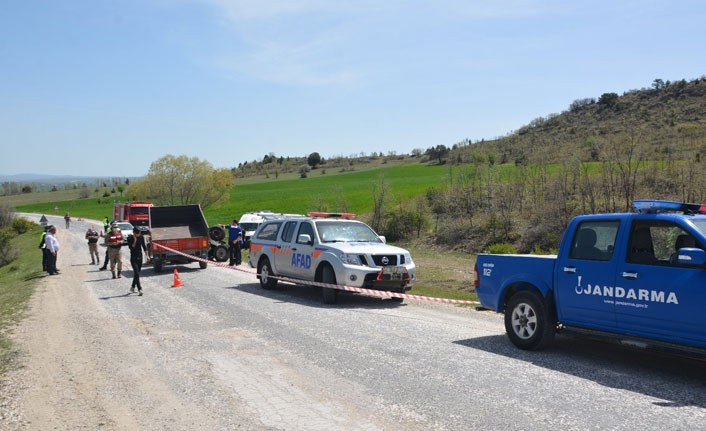 Devrilen traktörün altında sıkışarak can verdi