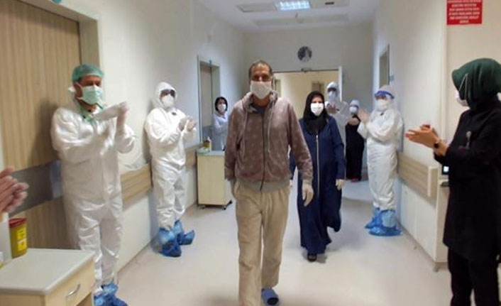 Corona virüs tedavisi gören çift alkışlarla taburcu edildi