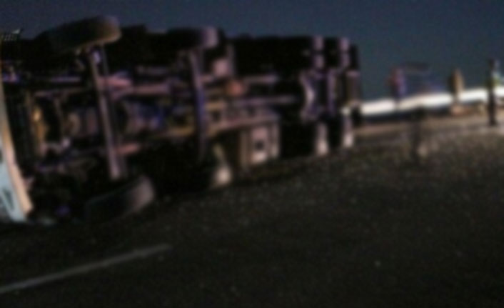 Van’da briket yüklü kamyonet devrildi