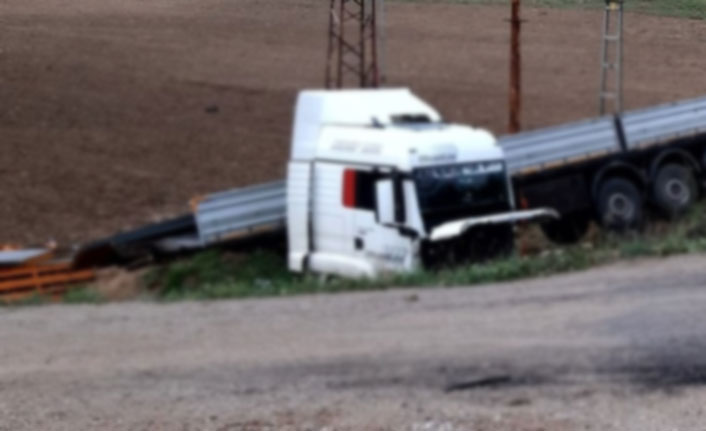 Demir yüklü tır devrildi: 1 yaralı