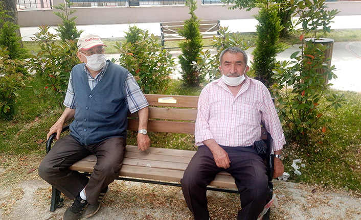 "Yata yata bacaklarımız tutuldu" diyerek güneşin tadını çıkardılar