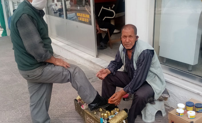 Yediği cezadan sonra dışarı çıktığı ilk gün ayakkabı boyadı