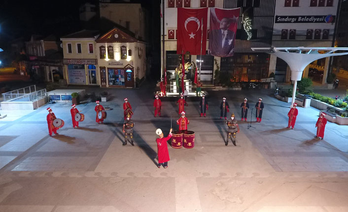 Sokağa çıkamayanlara moral konseri