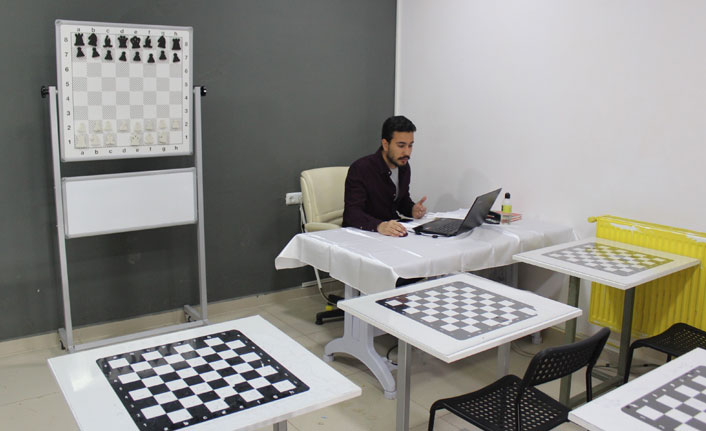 Evden çıkamayan çocuklara online satranç eğitimi