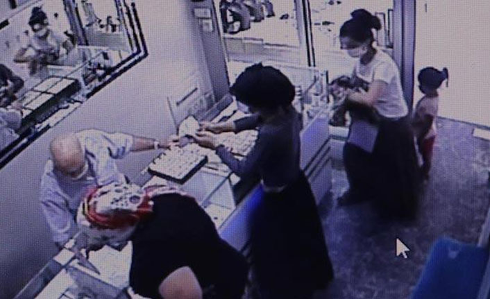 Çocukla geldikleri kuyumcuda hırsızlık yaptılar