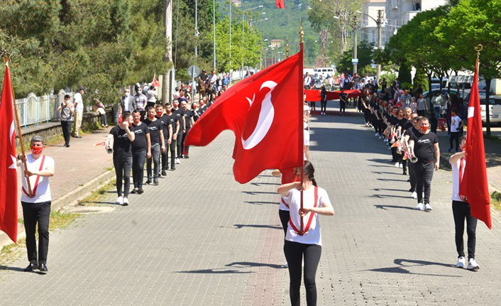 Beşikdüzü'nde bandolu 19 Mayıs kutlaması