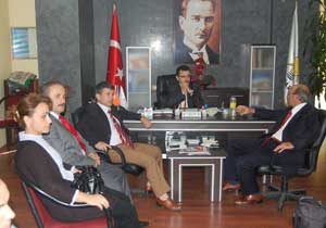 Genç tebrikleri kabul ediyor