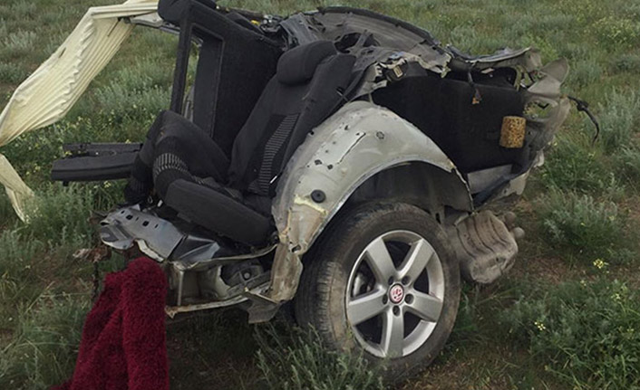 Feci kazada otomobil ikiye bölündü