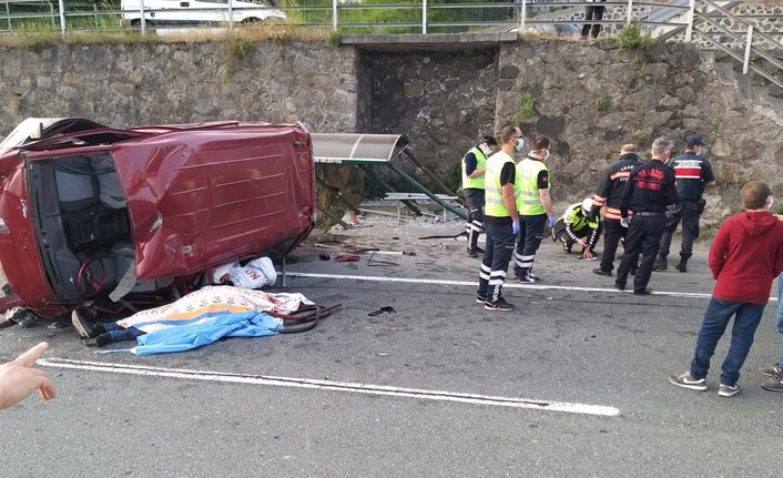 Trabzon'da minibüs, durağa çarpıp, devrildi: 1 ölü, 2 yaralı