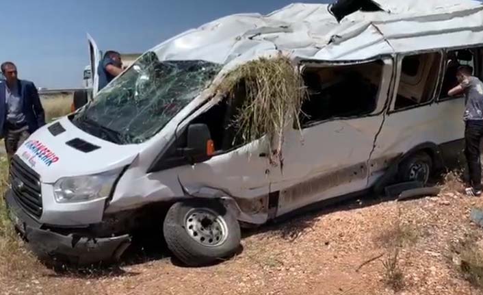 Yolcu minibüsü devrildi: 13 yaralı
