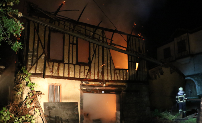 100 yıllık tarihi ev kül oldu