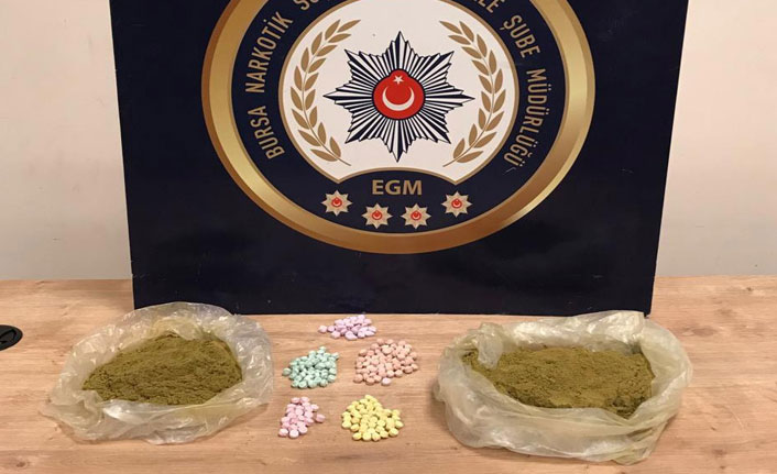 Uyuşturucu satıcısı kadından 800 gram toz esrar çıktı