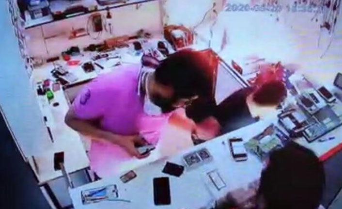 Patlayan cep telefonu paniğe neden oldu