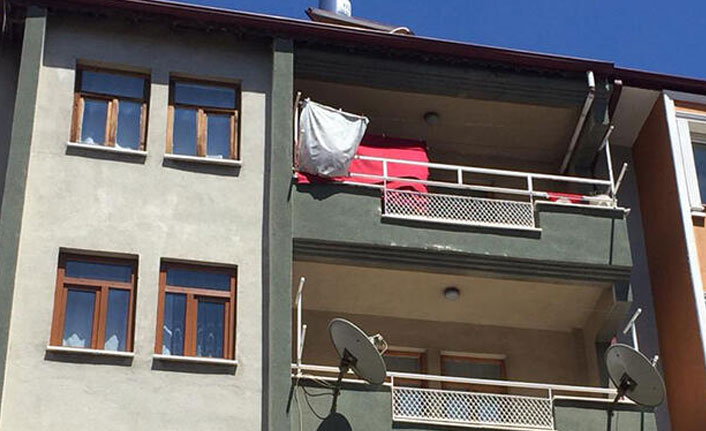 Anne babasını öldürüp, polise teslim oldu!