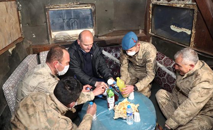 Süleyman Soylu, son iftarı İkiyaka Dağları'ndaki askerlerle yaptı