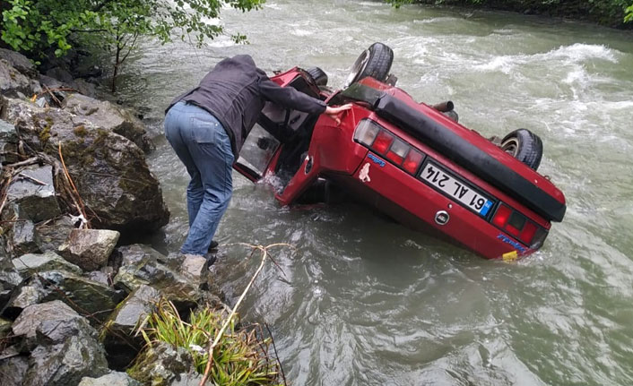 Trabzon'da kaza, fırıncıların aracı dereye uçtu! Yaralılar var