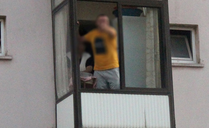 Dur ihtarına uymadı, evine kaçıp balkondan polisle tartıştı