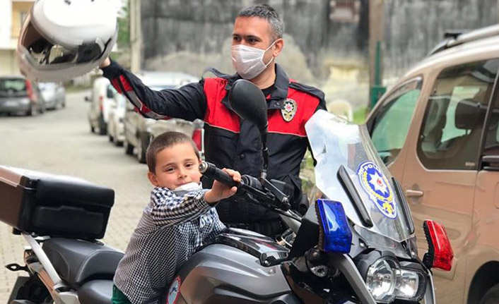 Trabzon'da 6 yaşındaki Miraç, polis sireni korkusunu böyle yendi