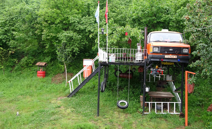 Trabzon'da seyir terasına çevirdiği minibüs, pandemide 'izole evi' oldu