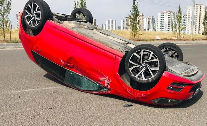 Diyarbakır’da iki otomobil çarpıştı!