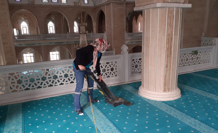 Camiler Cuma namazı için temizlendi