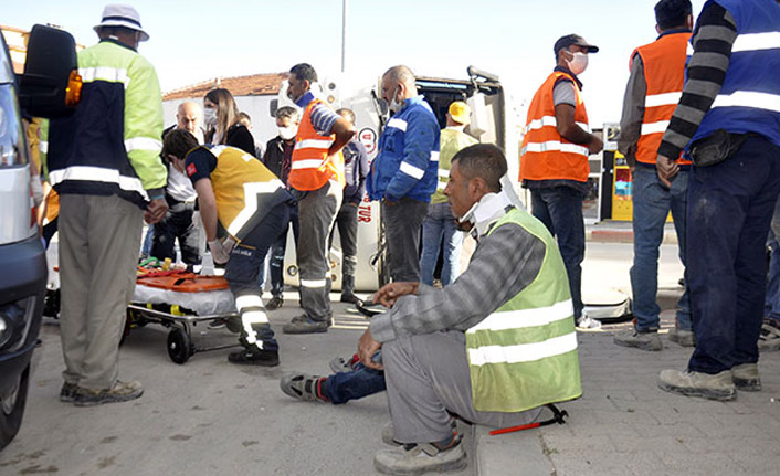 İşçi servisi, taksiyle çarpıştı: 16 yaralı