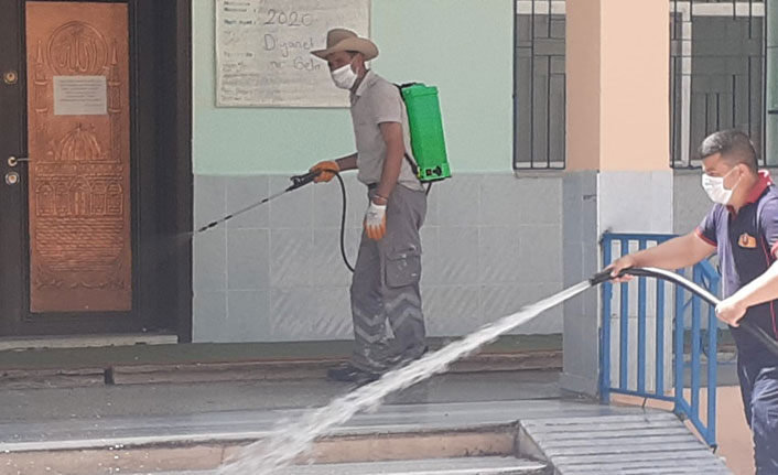 Camiler dezenfekte edildi