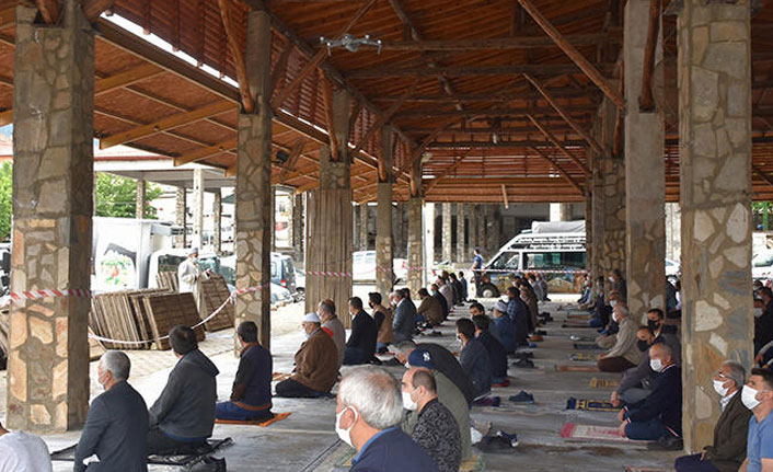 Cuma namazında drone ile ateş ölçümü yapıldı