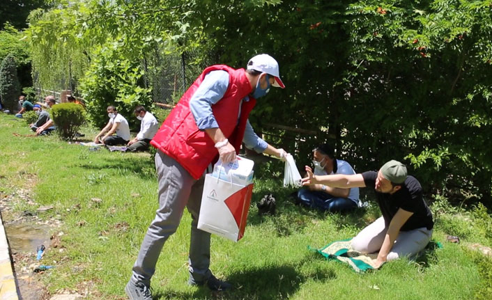 Camilerde maske dağıtıldı