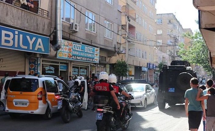 Silahlı saldırıya uğrayan polis memuru şehit oldu