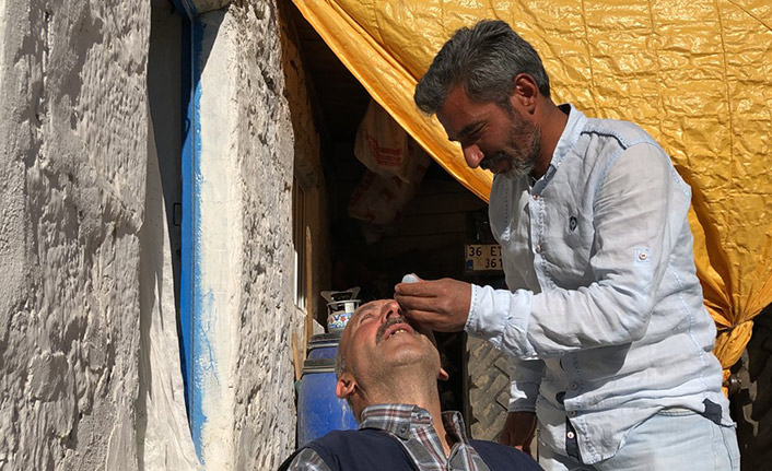 Gök taşını izlerken gözünden rahatsızlandı