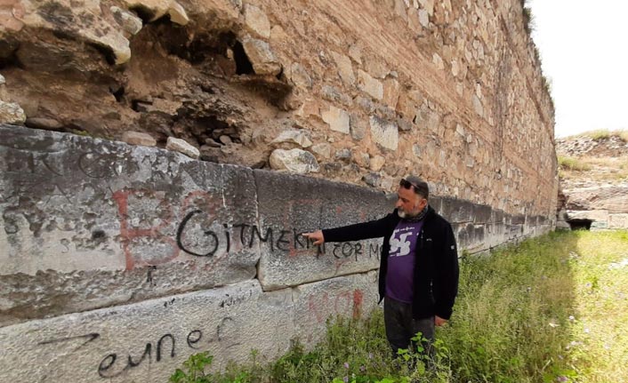 Roma surlarını spreyle boyayıp, yanında ateş yaktılar