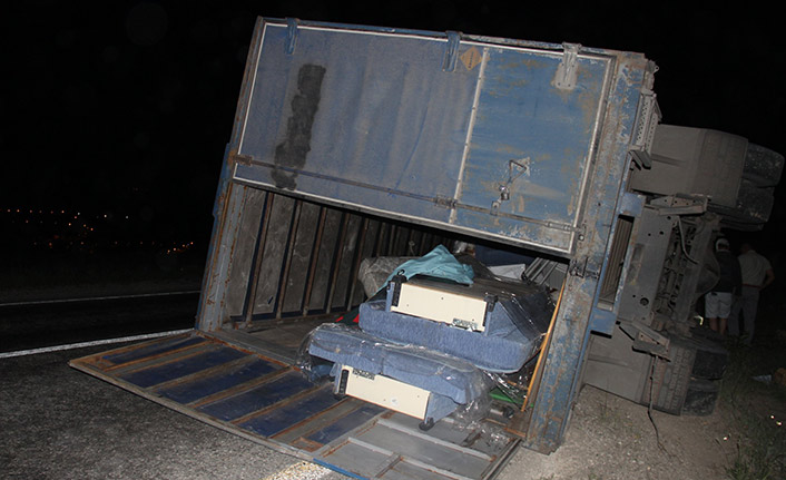 Virajı alamayan tır yan yattı