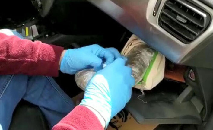 Aracının torpidosundan uyuşturucu çıktı