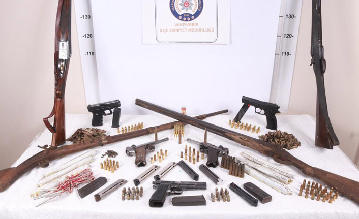 Trabzon’da eve baskın: Çok sayıda silah ve dinamit bulundu