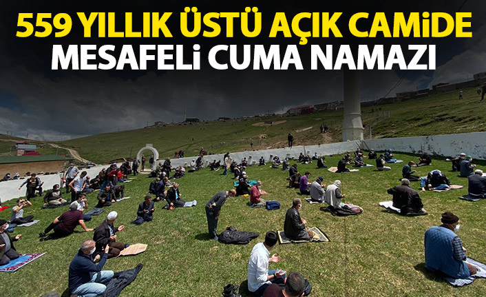 Üstü açık camide mesafeli cuma namazı