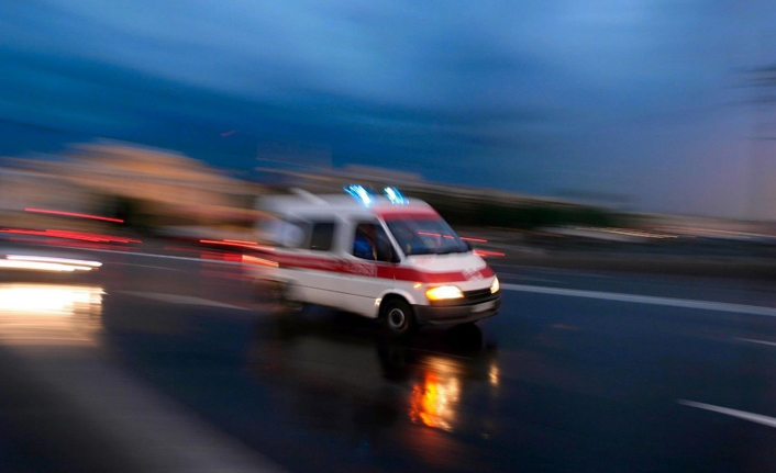 Alkollü sürücü bariyerlere çarptı: 2 yaralı