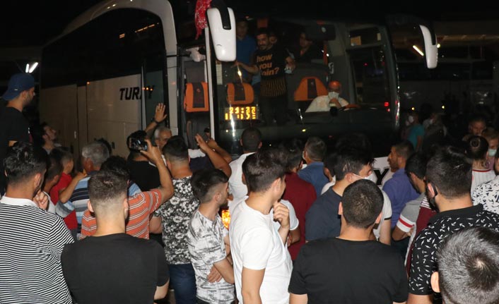 Yüzlerce kişi asker uğurladı, sosyal mesafe ve maske unutuldu